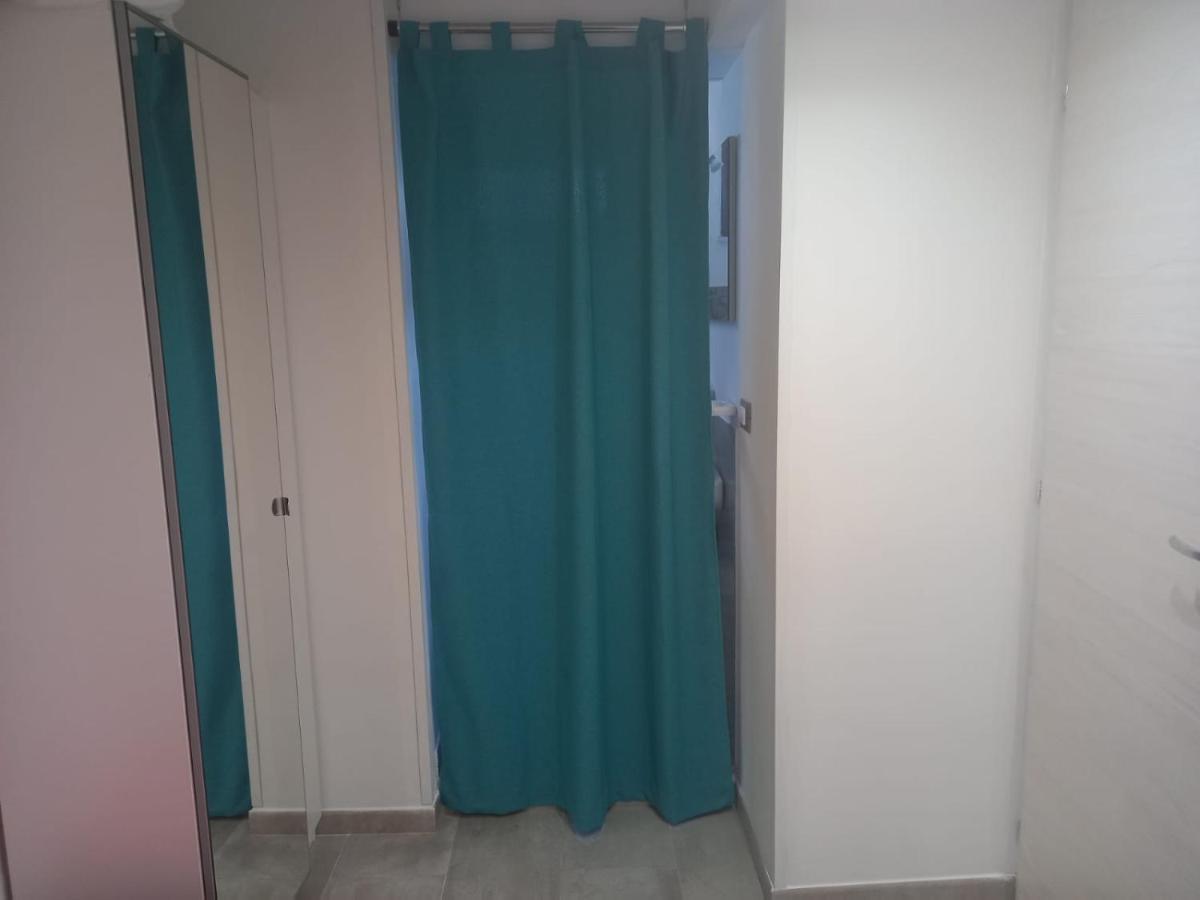 Room In Historical City Centre With Private Bathroom 카타니아 외부 사진