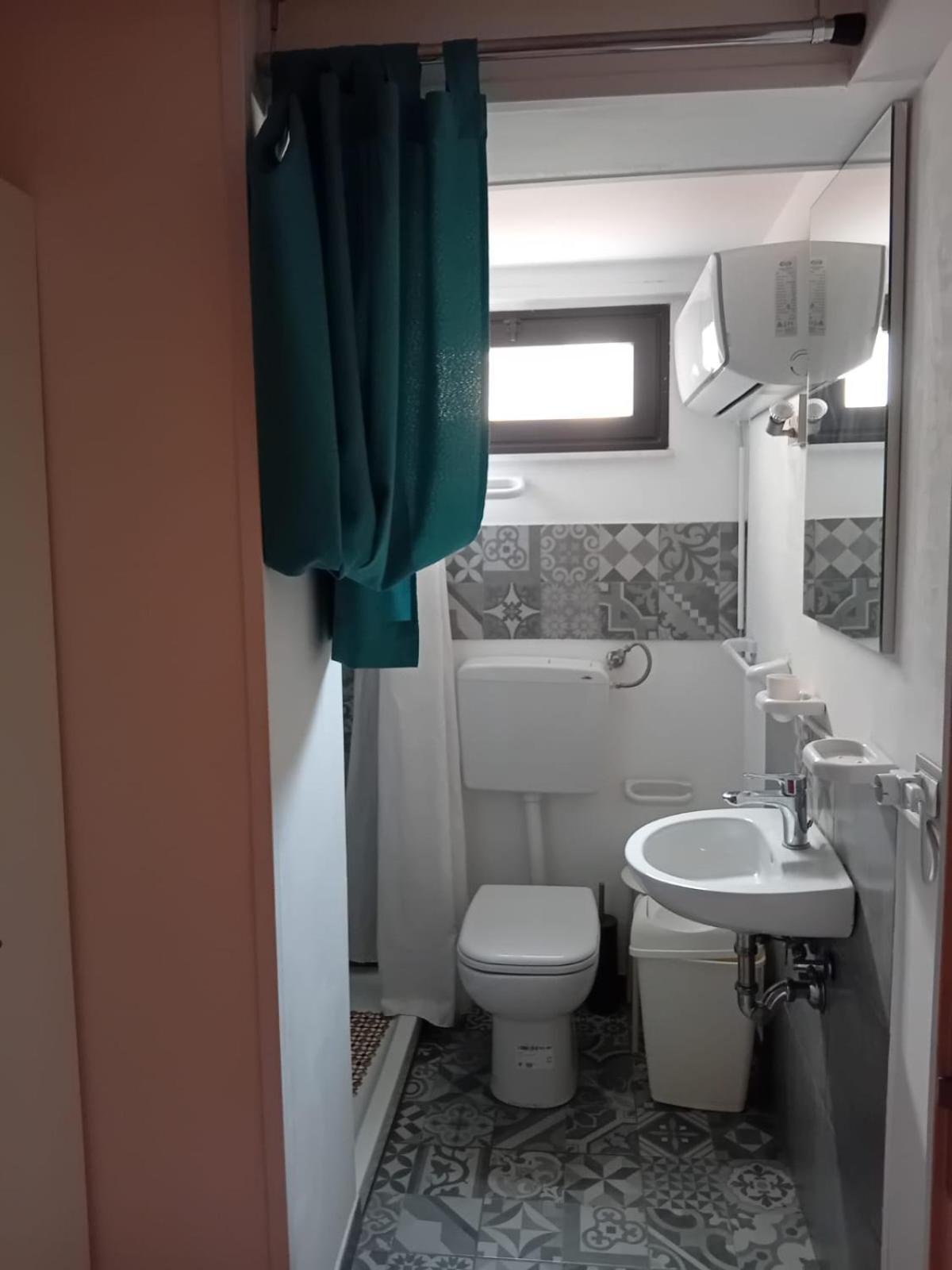 Room In Historical City Centre With Private Bathroom 카타니아 외부 사진